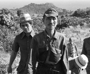 Onoda leaves the jungle after 29 years. The adventurer who found him, Norio Suzuki, is on the left.